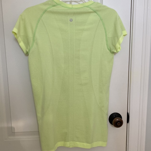 Swiftly tech Lululemon tee - Picture 3 of 3